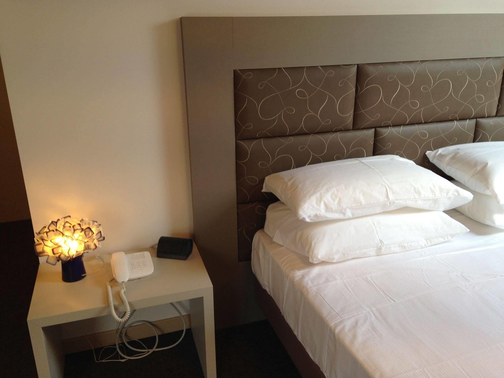 Hotel Don Abbondio Lecco Eksteriør bilde