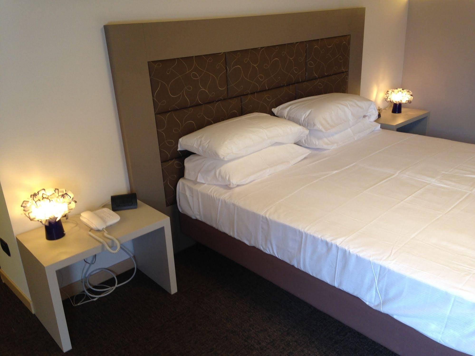 Hotel Don Abbondio Lecco Eksteriør bilde